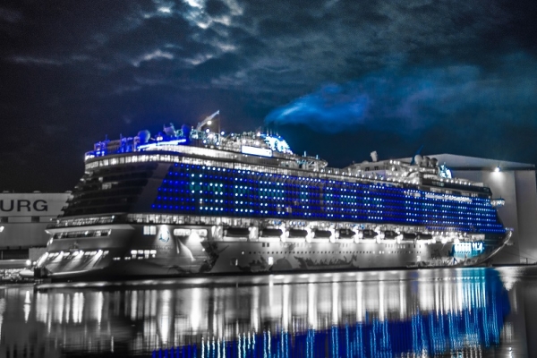 Genting Dream z efektownym napisem świetlnym